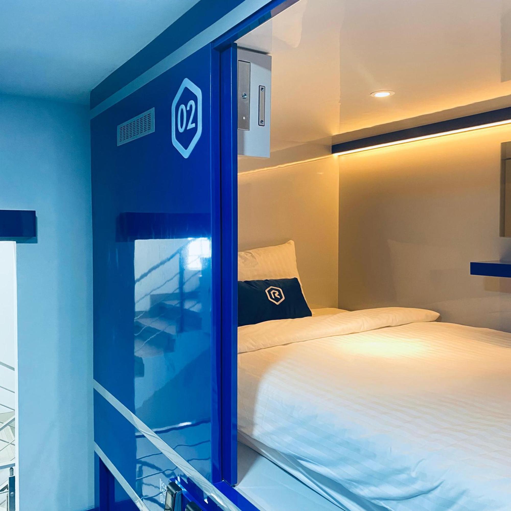 Rosalyne Sleepbox Malioboro 3 Hotel Jogjacarta Exterior foto
