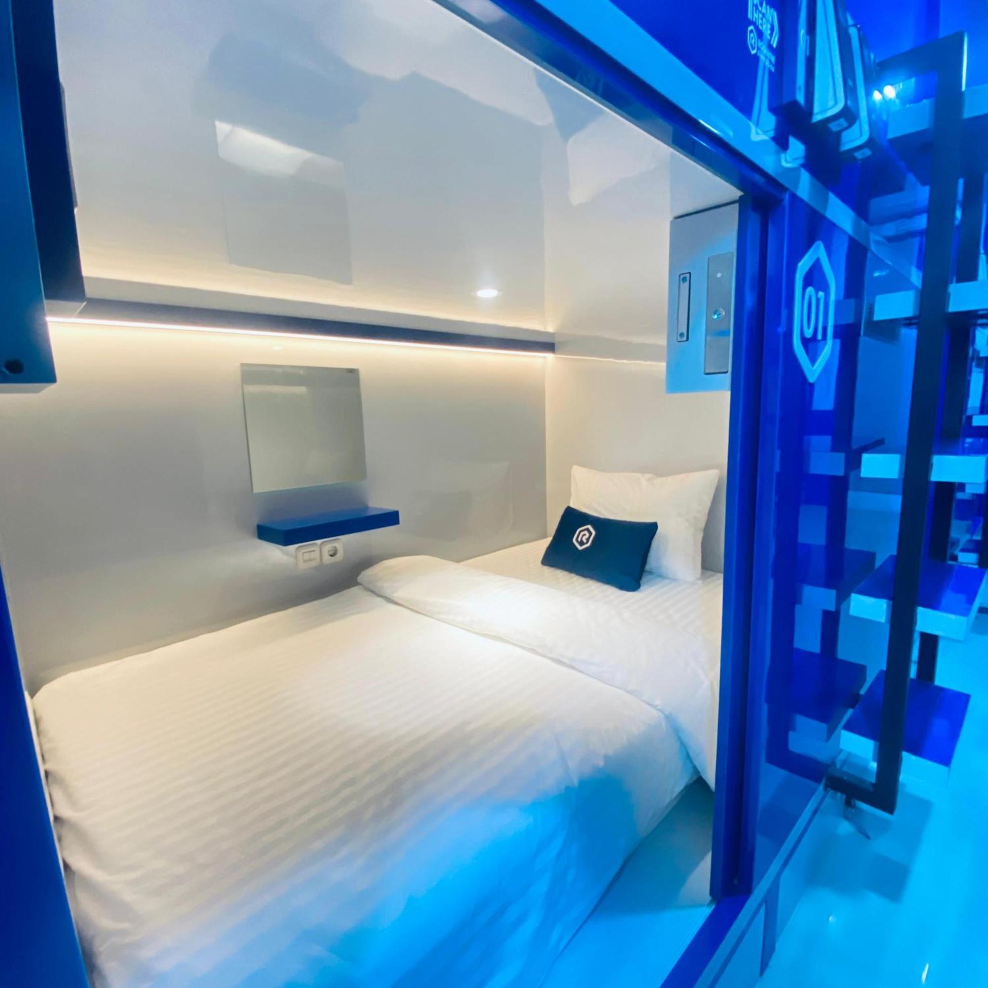 Rosalyne Sleepbox Malioboro 3 Hotel Jogjacarta Exterior foto