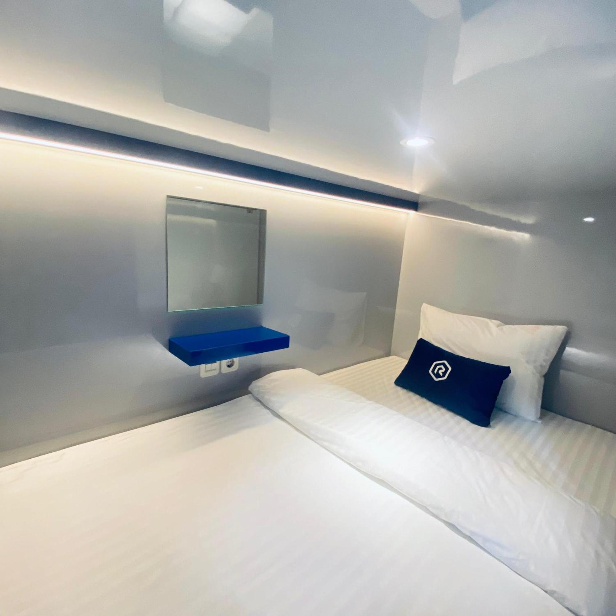 Rosalyne Sleepbox Malioboro 3 Hotel Jogjacarta Exterior foto