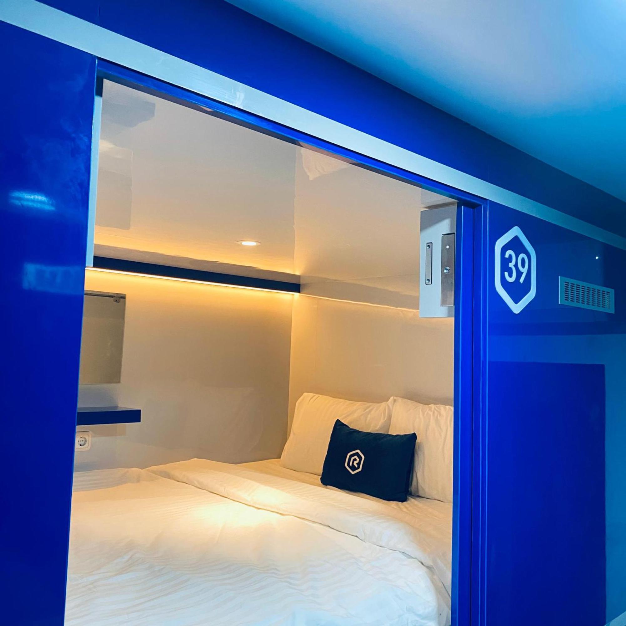Rosalyne Sleepbox Malioboro 3 Hotel Jogjacarta Exterior foto