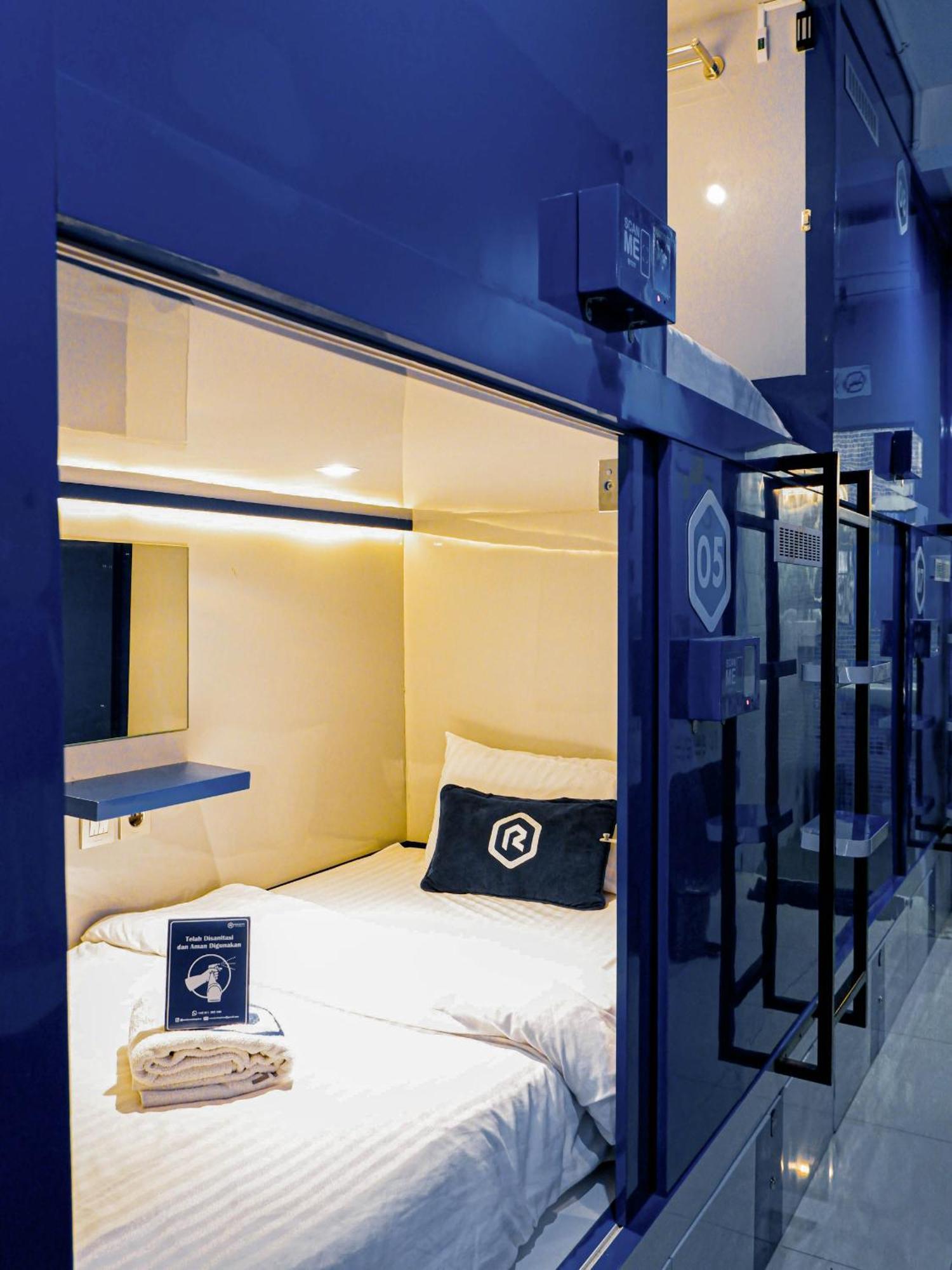 Rosalyne Sleepbox Malioboro 3 Hotel Jogjacarta Exterior foto
