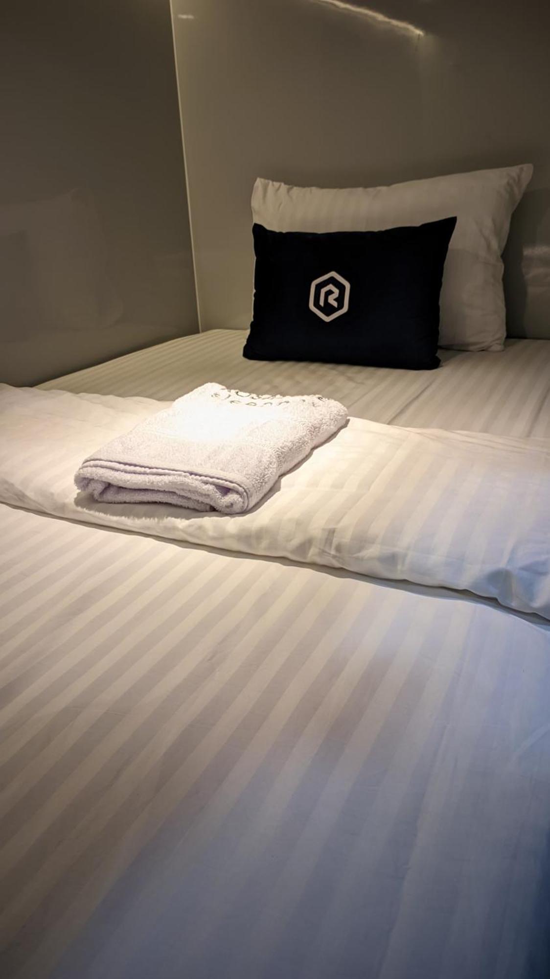 Rosalyne Sleepbox Malioboro 3 Hotel Jogjacarta Exterior foto