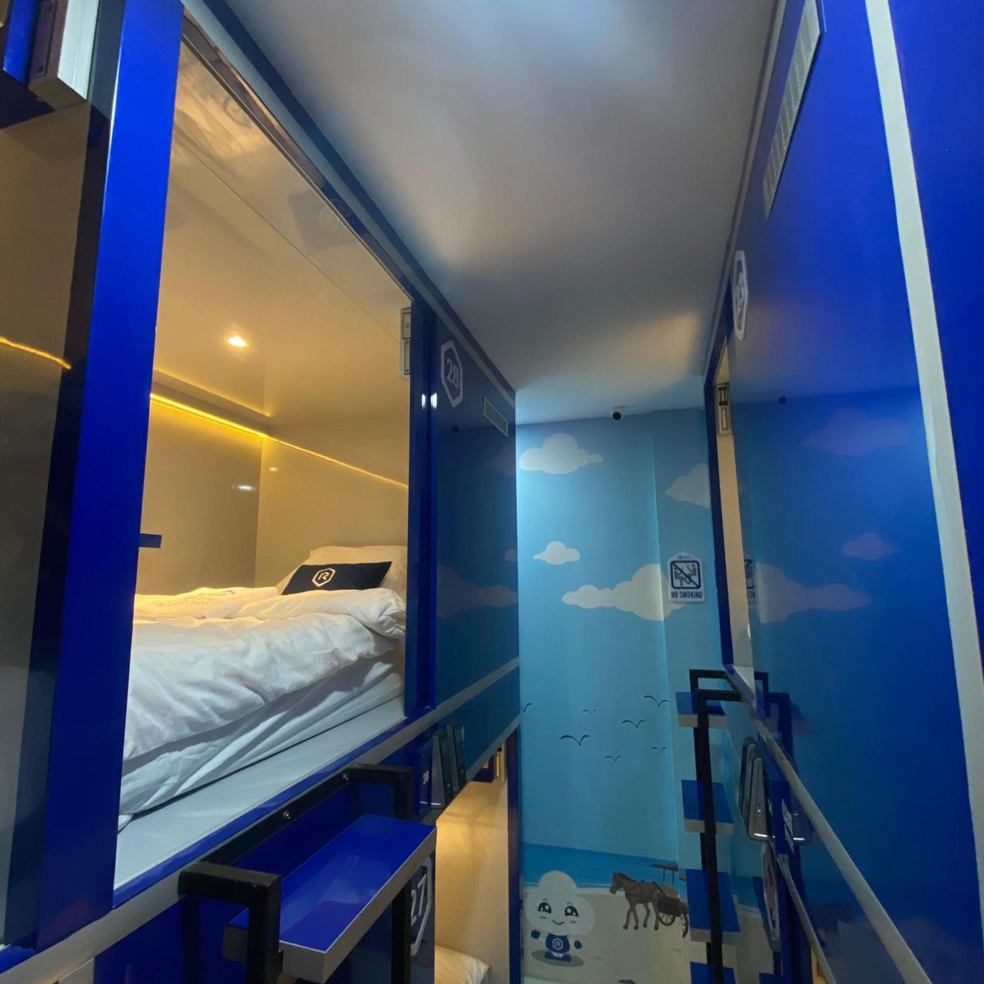 Rosalyne Sleepbox Malioboro 3 Hotel Jogjacarta Exterior foto
