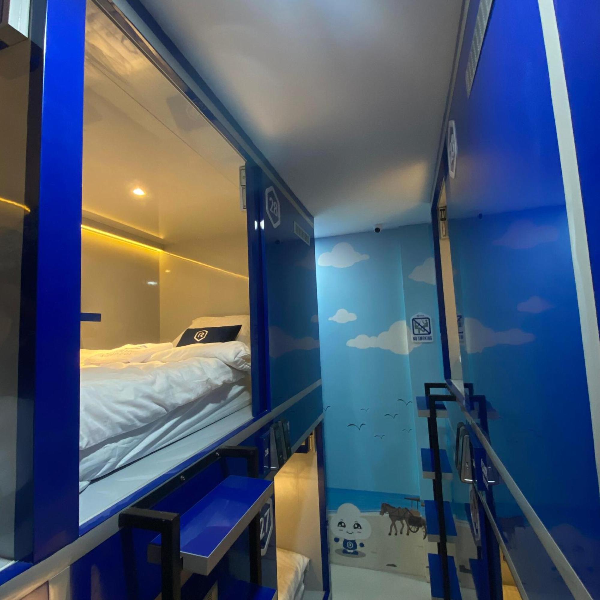 Rosalyne Sleepbox Malioboro 3 Hotel Jogjacarta Exterior foto
