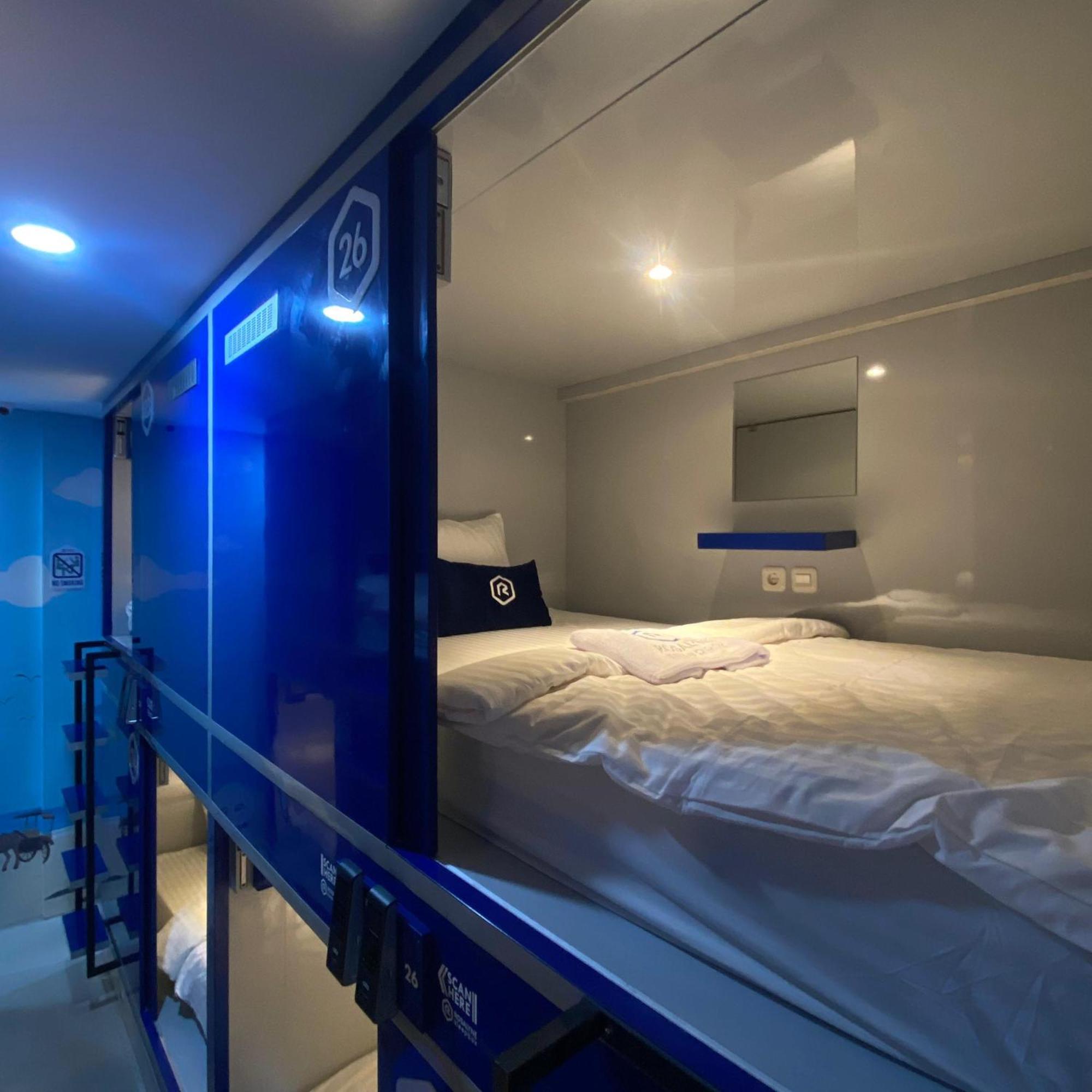 Rosalyne Sleepbox Malioboro 3 Hotel Jogjacarta Exterior foto