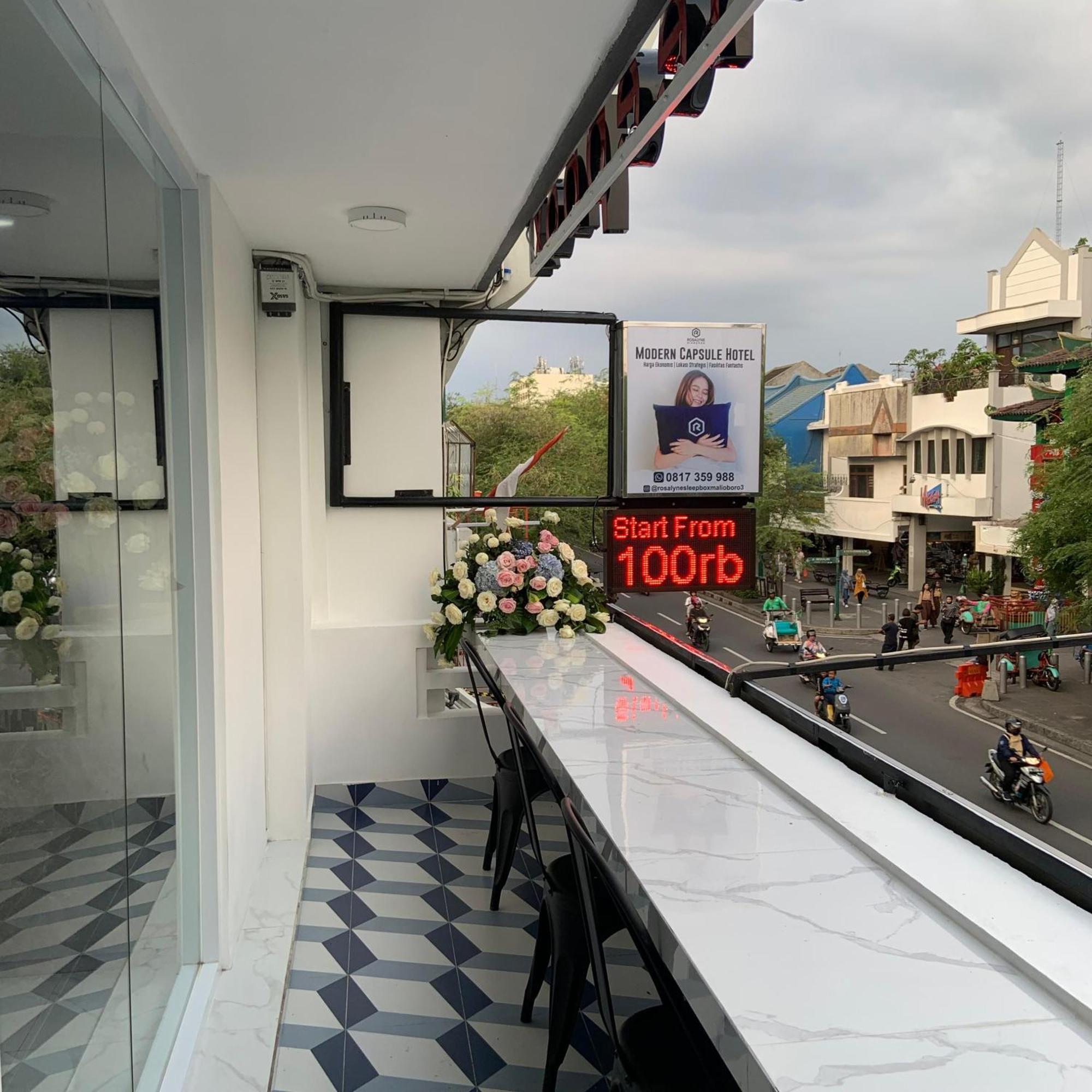 Rosalyne Sleepbox Malioboro 3 Hotel Jogjacarta Exterior foto